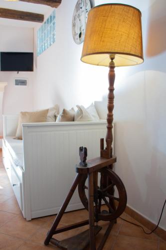 a lamp on a table in a living room with a couch at Agriturismo Valpagliaro in Formignana