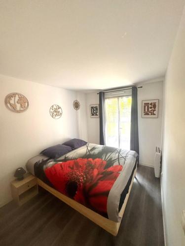 une chambre avec un lit dans une pièce avec une fenêtre dans l'établissement 24 7 Open Apartment Parking 15'Paris 5'Athletica bis, à Saint-Gratien