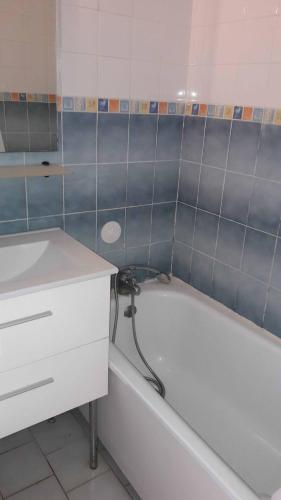 une salle de bain avec un lavabo et une baignoire dans l'établissement T3 Bandol, à Bandol