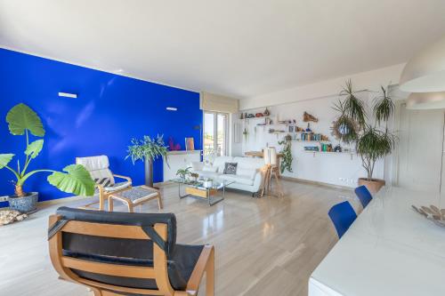 a living room with a blue accent wall at Blue Dream in Ispra