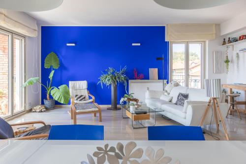 a living room with a blue wall at Blue Dream in Ispra