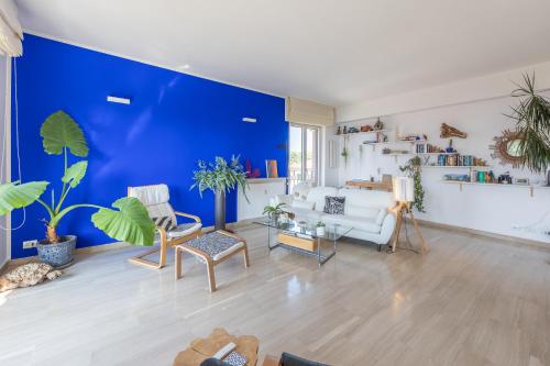 a living room with a blue wall at Blue Dream in Ispra