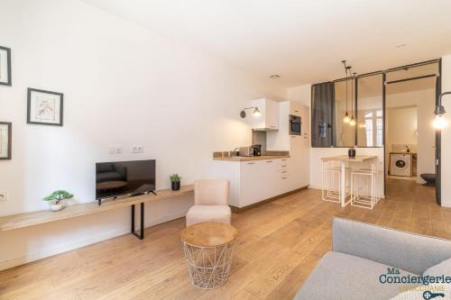 un salon avec un canapé et une table dans l'établissement DV1 Le gris Chiné - Metro - Gare centre ville, à Toulouse