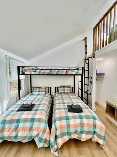 Ένα ή περισσότερα κρεβάτια σε δωμάτιο στο NEW cozy getaway near Mt Monadnock with hot tub