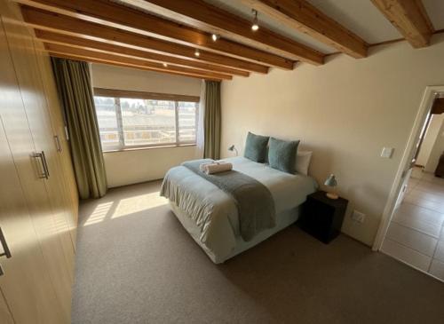 Postel nebo postele na pokoji v ubytování Eumbo CBD Self Catering