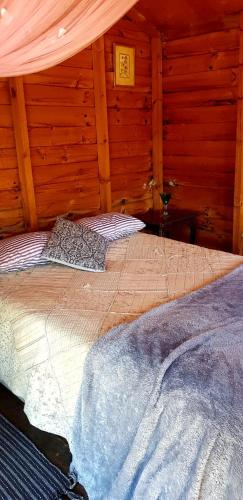 Ένα ή περισσότερα κρεβάτια σε δωμάτιο στο Wild Hunters Cabin