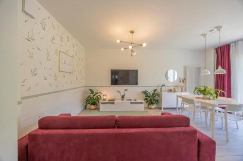 a living room with a red couch and a table at Appartamenti Villa Andrea in Garda
