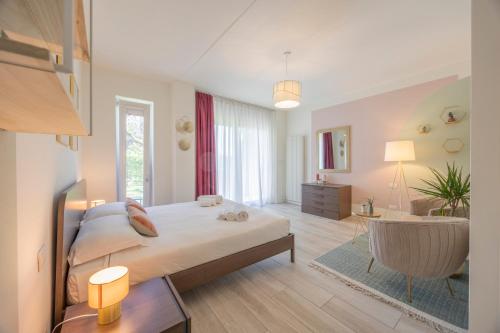 a large bedroom with a bed and a bathroom at Appartamenti Villa Andrea in Garda