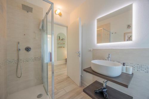 a bathroom with a sink and a shower at Appartamenti Villa Andrea in Garda