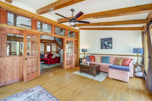 Una sala de estar con un sofá y un ventilador de techo. en 2 Mi to Appalachian State Cabin with Outdoor Spaces, en Boone