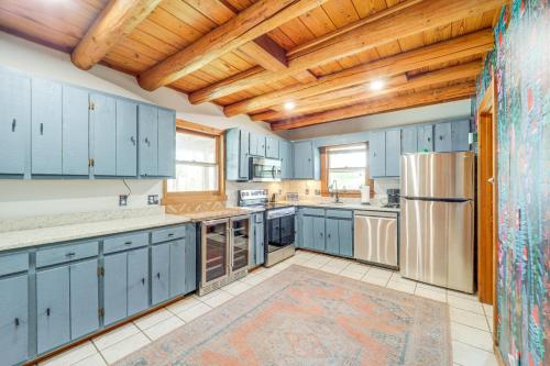Una cocina o zona de cocina en 2 Mi to Appalachian State Cabin with Outdoor Spaces