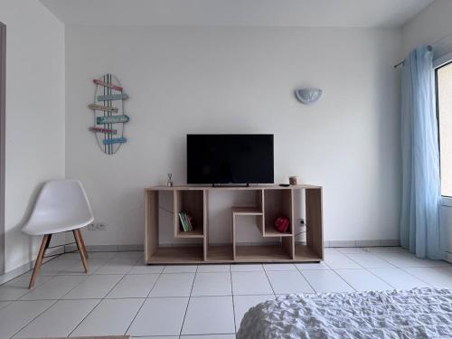TV a/nebo společenská místnost v ubytování Appart-Hotel du drapeau bleu Residence Kiwi