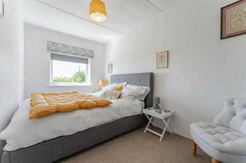 Postel nebo postele na pokoji v ubytování No 3 , Sparham Hall - Norfolk Cottage Agency