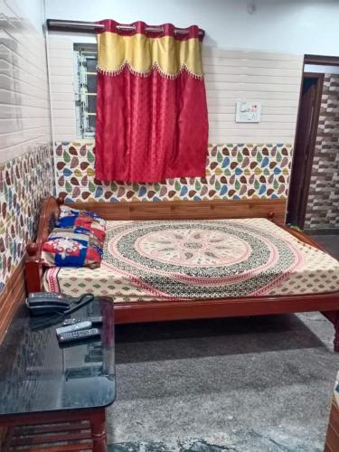 Ένα ή περισσότερα κρεβάτια σε δωμάτιο στο PPH LIVING Mahalaksmi Lodging