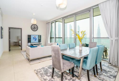 TV a/nebo společenská místnost v ubytování HomesGetaway - Sophisticated 3BR with Maids Room in Downtown
