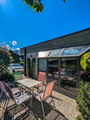 a patio with a table and chairs in front of a building at Charmant appt Chailly sur Montreux avec terrasse in Montreux