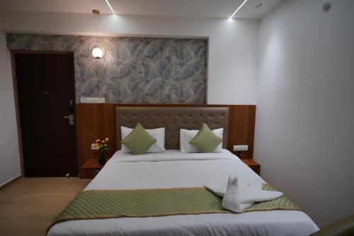 Cama o camas de una habitación en VISTHARA a unit of Suraksha Stay