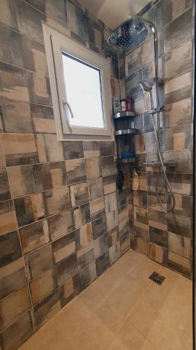 La salle de bains est pourvue d'une douche et d'une fenêtre. dans l'établissement Villa Carole 15min des plages - Piscine Wi-Fi Clim - ROSSIconciergerie - Linge inclus, à Lunel