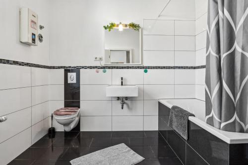 クレーフェにあるMonteur Wohnung Kleve KL10 - Innenstadtのトイレ、洗面台、鏡のあるバスルーム