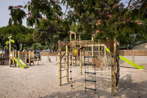 un groupe d'équipements de jeux dans le sable dans l'établissement Mobil home 2 chambres à 800m de la mer, à Saint-Hilaire-de-Riez