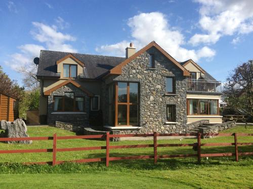 una casa con una recinzione di fronte di Golf Course View a Kenmare
