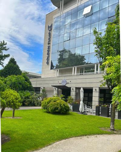 un bâtiment avec une enseigne sur le côté dans l'établissement Golden Tulip Aix les Bains - Hotel & Spa, à Aix-les-Bains
