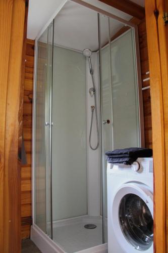 une machine à laver et une machine à laver dans une salle de bain dans l'établissement Le Chalet, à Montfroc