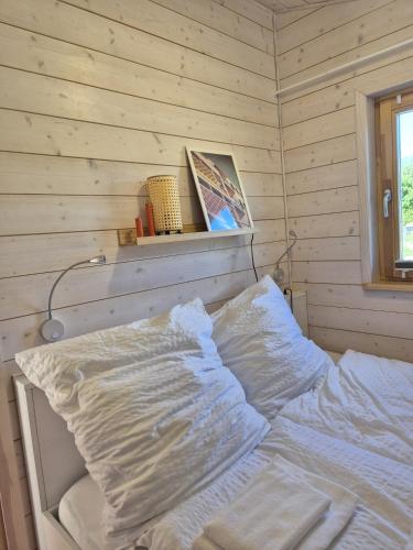 Una cama o camas en una habitación de 308-Tiny House Inn