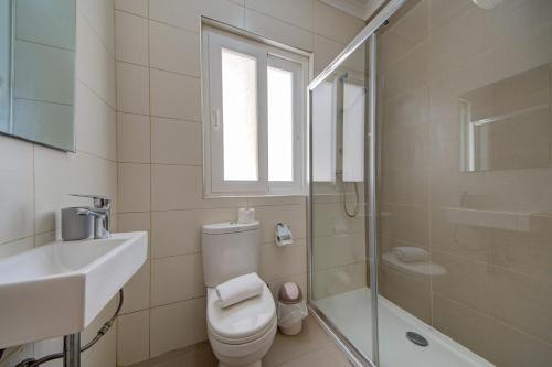 Bilik mandi di The Suite Stay - Just off the Promenade & Beach !