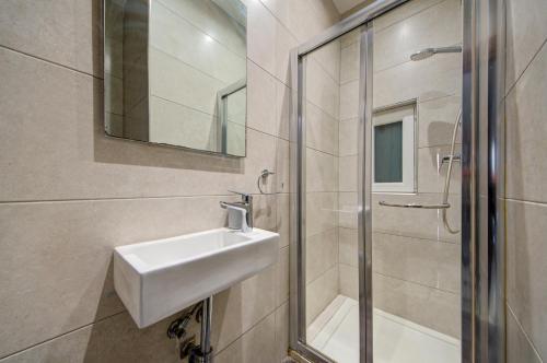 Bilik mandi di The Suite Stay - Just off the Promenade & Beach !