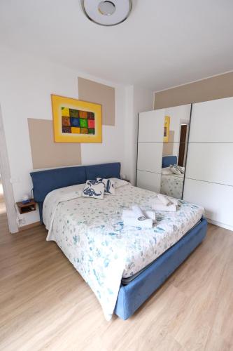 a bedroom with a bed with a blue headboard at Casa Diana by PortofinoVacanze in Rapallo