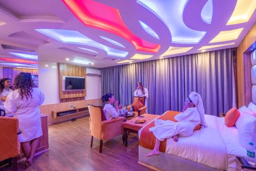 a group of people sitting in a hotel room at Hill Rive Resort in Manāli