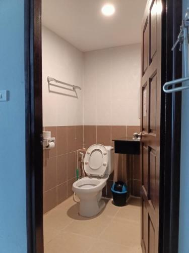 a bathroom with a toilet with the lid up at Sparta Patong in Ban Nong Chaeng