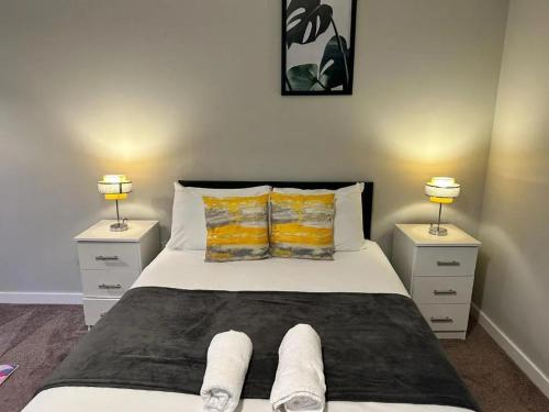 Una cama o camas en una habitación de Beehosting Adelphi Wharf Apartments