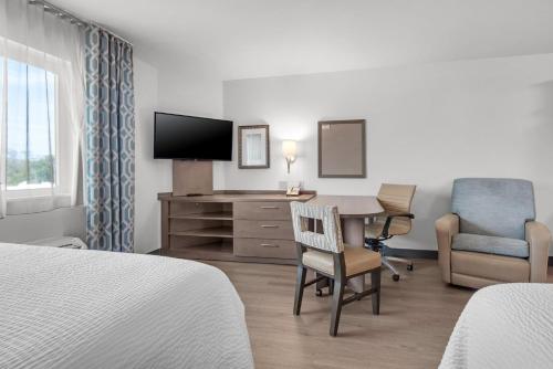 Телевизор и/или развлекательный центр в Candlewood Suites - Pensacola - University Area by IHG