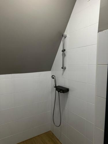 Bilik mandi di Hostel J17