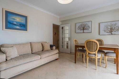 Coastal Living Flat with Sea View by LovelyStay