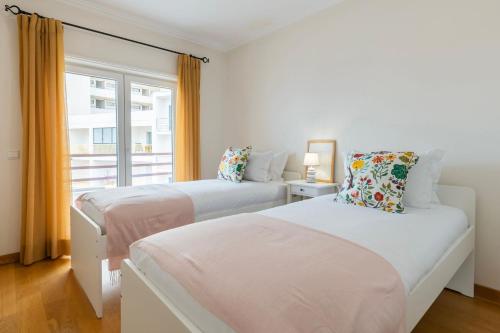 Coastal Living Flat with Sea View by LovelyStay