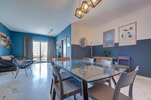 Ruang duduk di The Suite Stay - Just off the Promenade & Beach !