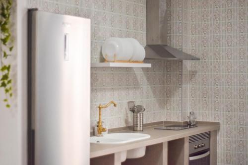 eine Küche mit Spüle und Kühlschrank in der Unterkunft Global Properties, Les Villetes - La Torre in Moncófa