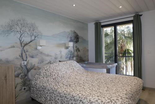 - une chambre avec un lit et une fresque murale dans l'établissement Villa des Savoyards, à Rayol-Canadel-sur-Mer