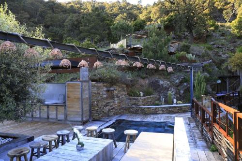 une cour avec un billard, des tables et des chaises dans l'établissement Villa des Savoyards, à Rayol-Canadel-sur-Mer