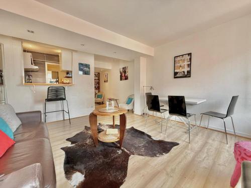 un salon avec un canapé et une table dans l'établissement Capitole by Yumē, à Toulouse