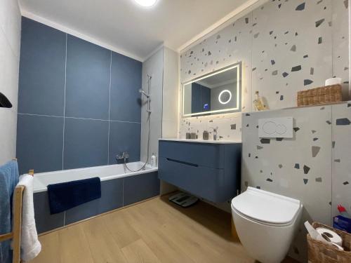 une salle de bain avec toilettes, baignoire et lavabo dans l'établissement MANDELIEU 2 BEDROOMS APARTMENT with Swimming Pool, à Mandelieu-la-Napoule