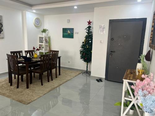 ein Esszimmer mit einem Tisch und einem Weihnachtsbaum in der Unterkunft Three bedroom in aqua nyali in Mombasa