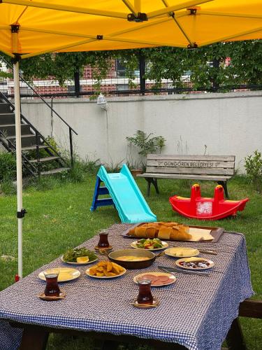 un tavolo da picnic con piatti di cibo sopra di Mar Boutique Apartment a Istanbul