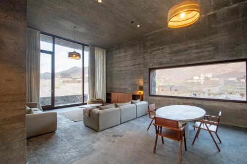 ミンデロにあるVilla - Vue Mer et Piscine Privéeのソファとテーブルのあるリビングルーム