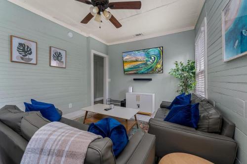 un soggiorno con due divani e un ventilatore a soffitto di Historic District - Hot Tub - Walk to Forsyth Park a Savannah