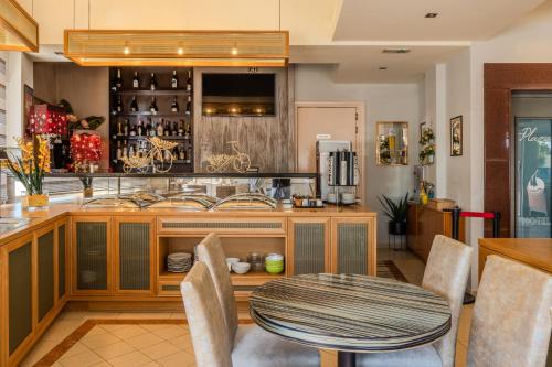 Una cocina o cocineta en Plaza Hotel