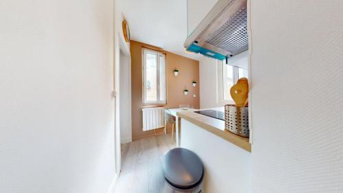 une petite cuisine avec un comptoir et une fenêtre dans l'établissement Rue Guillemard Studio, au Havre